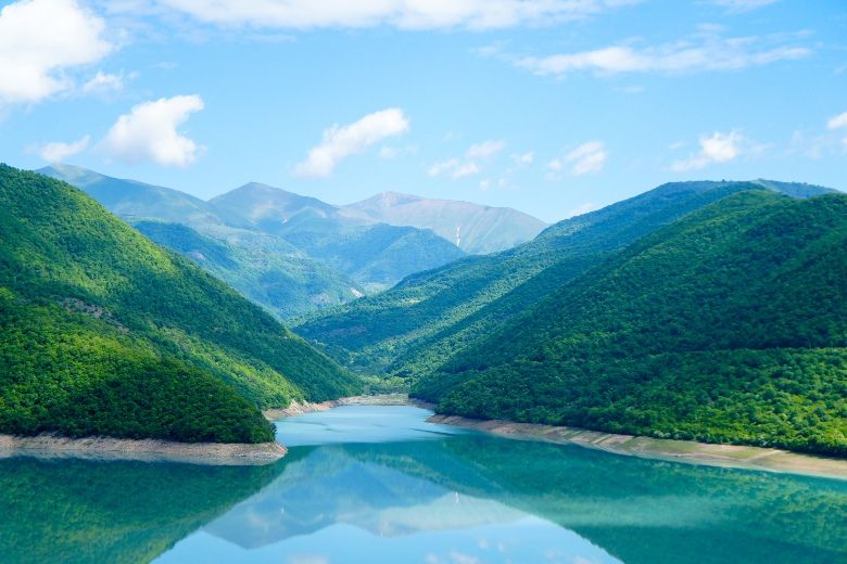 전경 — 코카서스 산맥과 진발리 호수